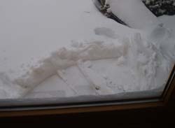 Deurspoor in de sneeuw