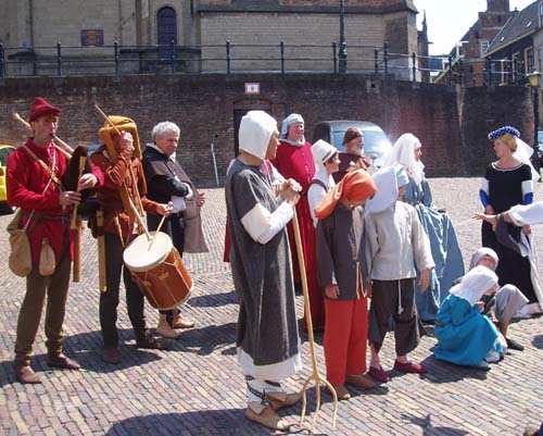 Met z'n allen voor de Stevenskerk (auto's wegdenken)