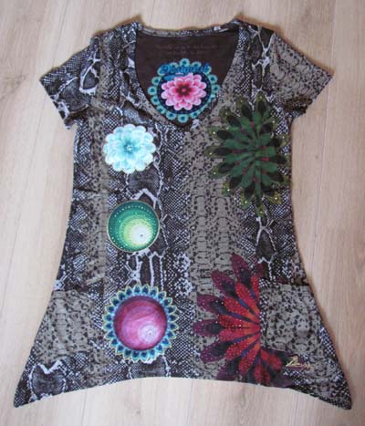Shirtje van mijn inmiddels favoriete merk Desigual. Wel even oppassen dat ik niet te veel in dezelfde stijl ga aanschaffen. Dit shirtje moet je eigenlijk ook zien als ik 'm aan heb, want hij valt erg flatteus met de puntige zijkanten. 