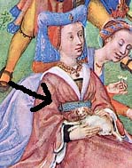 Eindelijk, een afbeelding waarop de sluiting van dat soort riemen te spotten is! Blijkbaar gewoon een gesp, die aan de zijkant werd gedragen.