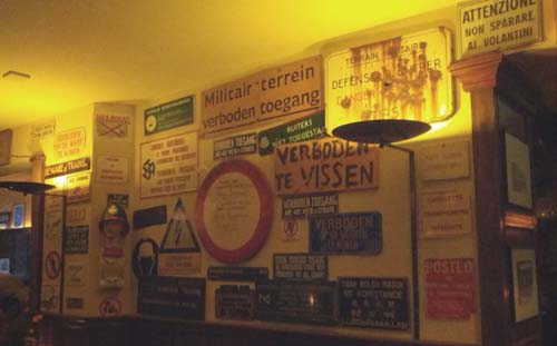 Het restaurant had ook wel wat weg van een tentoonstelling, maar dan van nationale en internationale verbodsborden