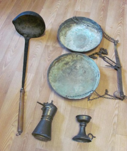 Gigantische metalen soeplepel, metalen weegschaal (kleine reparatie aan de kettingen noodzakelijk), metalen kannetje, metalen kandelaar voor smalle kaars