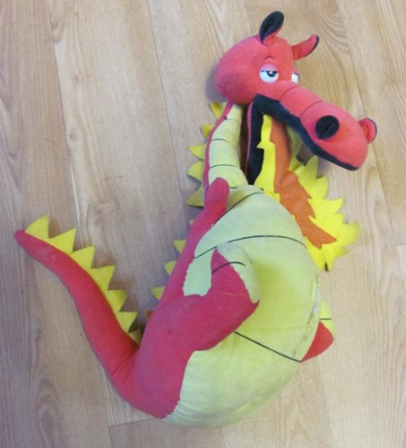 Stoffen drakenknuffel met opening in de buik om bijvoorbeeld een portofoon in te doen. Mijn kindje is inmiddels groot genoeg om het huis uit te gaan ;-)