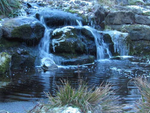 waterval-stromend-bijgesneden