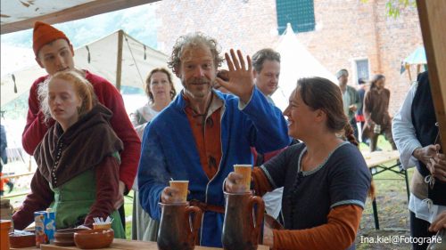 Ja ja... eerst koffie en thee. Dan de hoofddoek. :-P (foto door Ina Kiel)